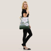 T Kônan Wood Block Print "Hibiscus en Browallia" Tote Bag (Op model)