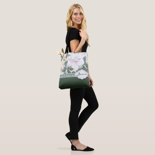 T Kônan Wood Block Print "Hibiscus en Browallia" Tote Bag (Op model)