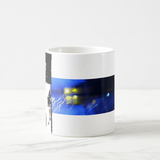 T Monogram Grunge Typografische Mok (Center)