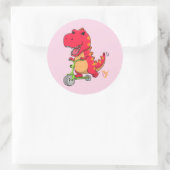 T-rex Dinosaur die een scooter uitstrooit Ronde Sticker (Tas)