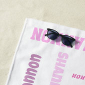 T Rex Dinosaurus Roze Gepersonaliseerde naam Strandlaken (In situ)