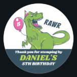 T-Rex en ballon Dinosaur Kids Birthday Party Ronde Sticker<br><div class="desc">Kute party gunsten voor kinderen,  jongens of meisjes die van dinosaurussen houden en t-rex. Ideaal voor kinderen op verjaardagsfeestje,  feestvieren en dankjewel op het label. U kunt de tekst voor baby shower of andere gelegenheid en partij ook aanpassen.</div>