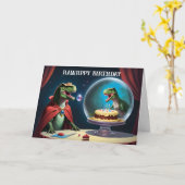 T-Rex kijkt naar cake in de taartstandaard.  Kaart (Gele Bloem)