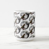 T-Rex op een fiets met Rozen die de maan cirkelen Magische Mok (Midden)