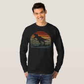 T rex ski character Dinosaur in Scarf Skiing Retro T-shirt (Voorkant volledig)