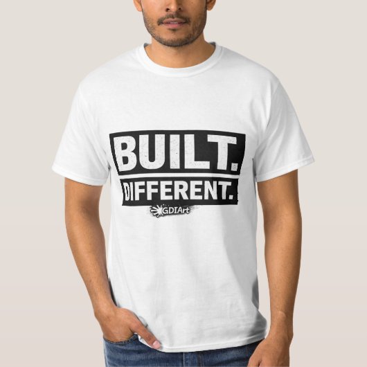 T-Shirt - BUILT DIFFERENT (Voorkant)
