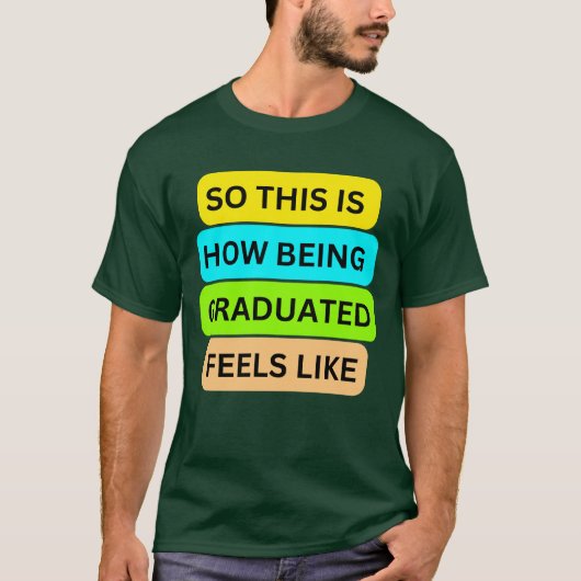 T-shirt donkergroen SO_THIS_IS_HOW_BEING_GRADUATED (Voorkant)