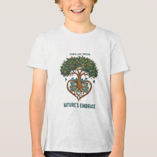 T-shirt met boom van het hart omarmd door de natuu