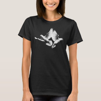 T-shirt met duivenvleugels vliegend in de lucht