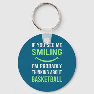 T-shirt met glimlachende basketbal sleutelhanger