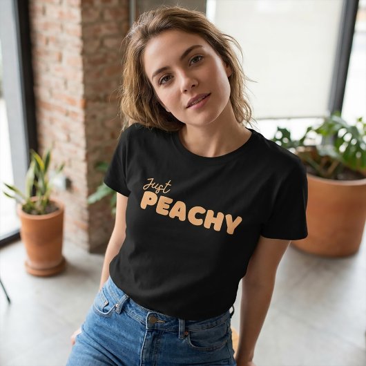 T-shirt met 'Just Peachy'