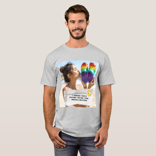 T-shirt met kauwgomwikkelgrappen en Crocs (Voorkant volledig)