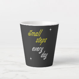 T-shirt met Kleine Stapjes Elke Dag Latte Mok