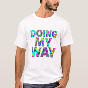 T-shirt met kleurrijk patroon en citaat 'Doende he