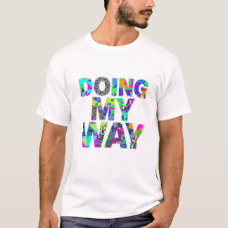 T-shirt met kleurrijk patroon en citaat 'Doende he