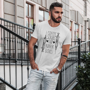 T-shirt met koffieresidu en rubberen handschoenen