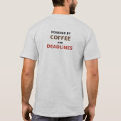 T-shirt met 'Powered by Coffee and Deadlines' kant (Achterkant)