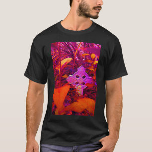 T-shirt met rode tint van het Keltische kruis