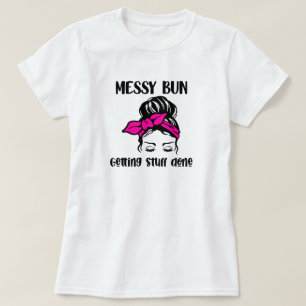 T-shirt met rommelige knot kapselstijl