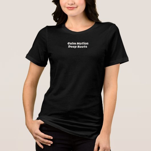 T-shirt met rustige beweging, diepe wortels en gea (Voorkant)