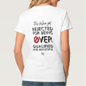 T-shirt met V-hals: Over Qualified (wit) (Achterkant)