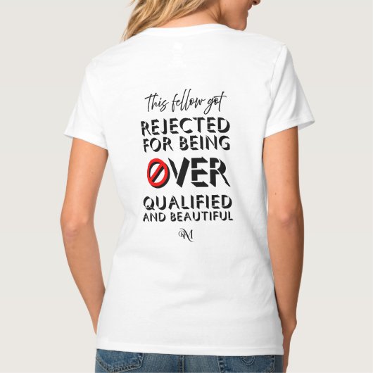 T-shirt met V-hals: Over Qualified (wit) (Achterkant)