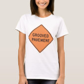 T-shirt met wegwijzer grooved pavement (Voorkant)