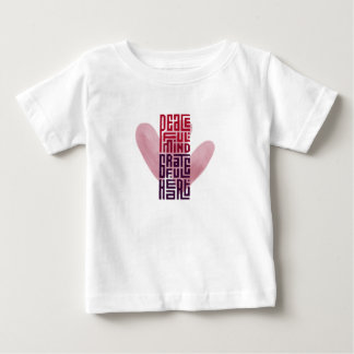 T-shirt met witte halve mouwen en roze hartontwerp