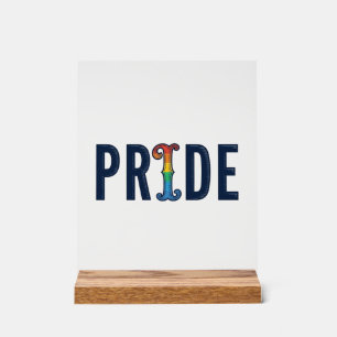 T-Shirt Ontwerp met Retro Pride Regenboog Letterty Acryl Bord