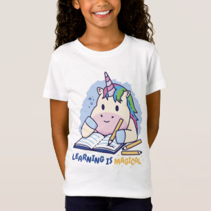 T-shirt ontwerp van een eenhoorn die studeert
