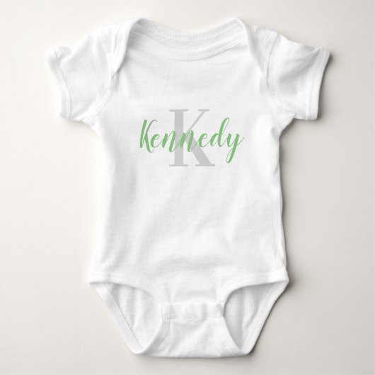 T-shirt voor baby's met groene naam en grijze init (Voorkant)