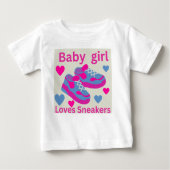 T shirt voor meisjes met meisjes houdt van sneaker (Voorkant)