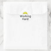 T-SHIRT werkt hard Ronde Sticker (Tas)