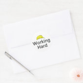 T-SHIRT werkt hard Ronde Sticker (Envelop)