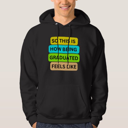 T-Shirt zwarte hoodie SO_THIS_IS_HOW_BEING_GRADUAT (Voorkant)
