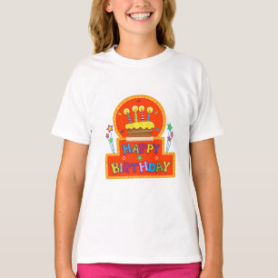 Taart met kaarsen, bovenop een kleurrijk T-shirt