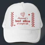 Taart Pizza Bachelorette Weekend Feestje Trucker Pet<br><div class="desc">Vier de liefde op het eerste stuk met onze Laatste Taart van het Single Leven bachelorette collectie! Van cheesy-cute uitnodigingen tot ondeugende borden, spelletjes en decoratie, deze pizza-perfecte set heeft alles wat je nodig hebt om een leuk, smakelijk afscheidsfeest te geven voor de aanstaande bruid. In de korst vertrouwen we!...</div>