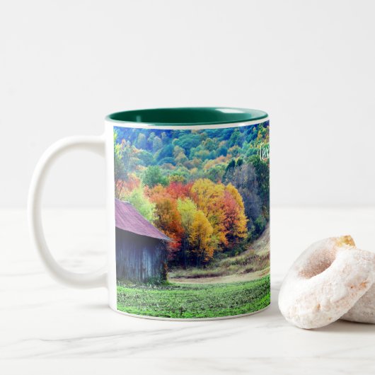 Tabak Barn Herfst Foliage - Aangepast Tweekleurige Koffiemok (Met donut)