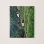 Tabaksgewas en paar rode tabaksschuren nabij legpuzzel (Verticaal)