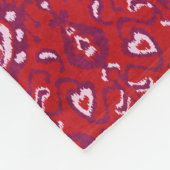 Tabatpatronen met kleurrijke rode en paarse ikat fleece deken (Hoek)