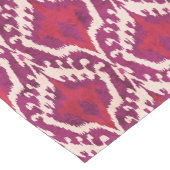 Tabatpatronen met kleurrijke rode en paarse ikat korte tafelloper (Hoek)