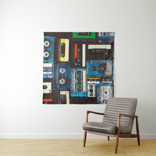 Tabbanden voor geluidscassettes met retro wandkleed (In Situ (horizontaal))