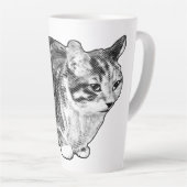 Tabby bij de haard met sneeuwgekuste stippen latte mok (Rechterhoek)
