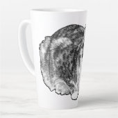 Tabby bij de haard met sneeuwgekuste stippen latte mok (Linkerhoek)