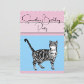 Tabby Cat Cats Roze blauwe verjaardag Uitnodiging (Staand voorkant)