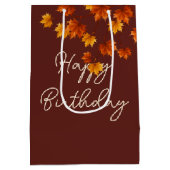 Tabby Cat in stapel herfstbladeren Medium Cadeauzakje (Achterkant)