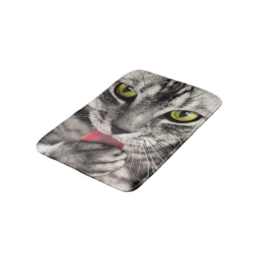 Tabby Cat Licking Paw Badmat (Gekanteld)