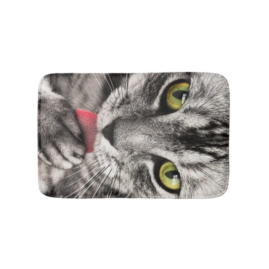 Tabby Cat Licking Paw Badmat (Voorkant)