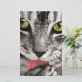 Tabby Cat Licking Paw Briefpapier (Staand voorkant)