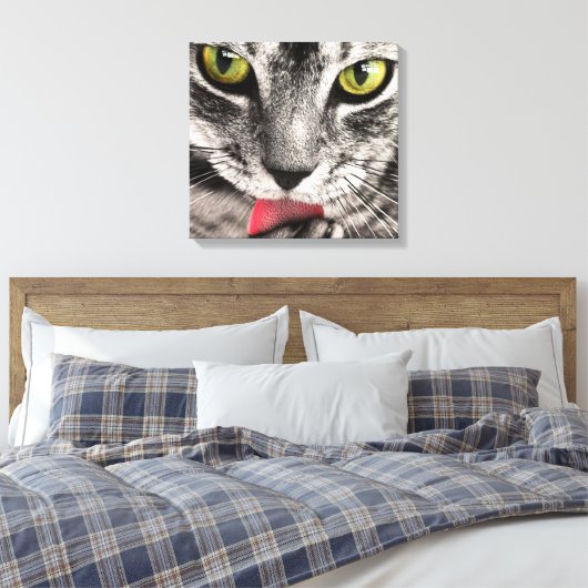 Tabby Cat Licking Paw Canvas Afdruk (Insitu (Slaapkamer))